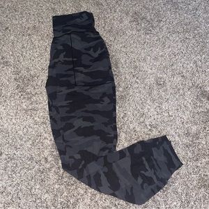 Athleta - salutation camo jogger